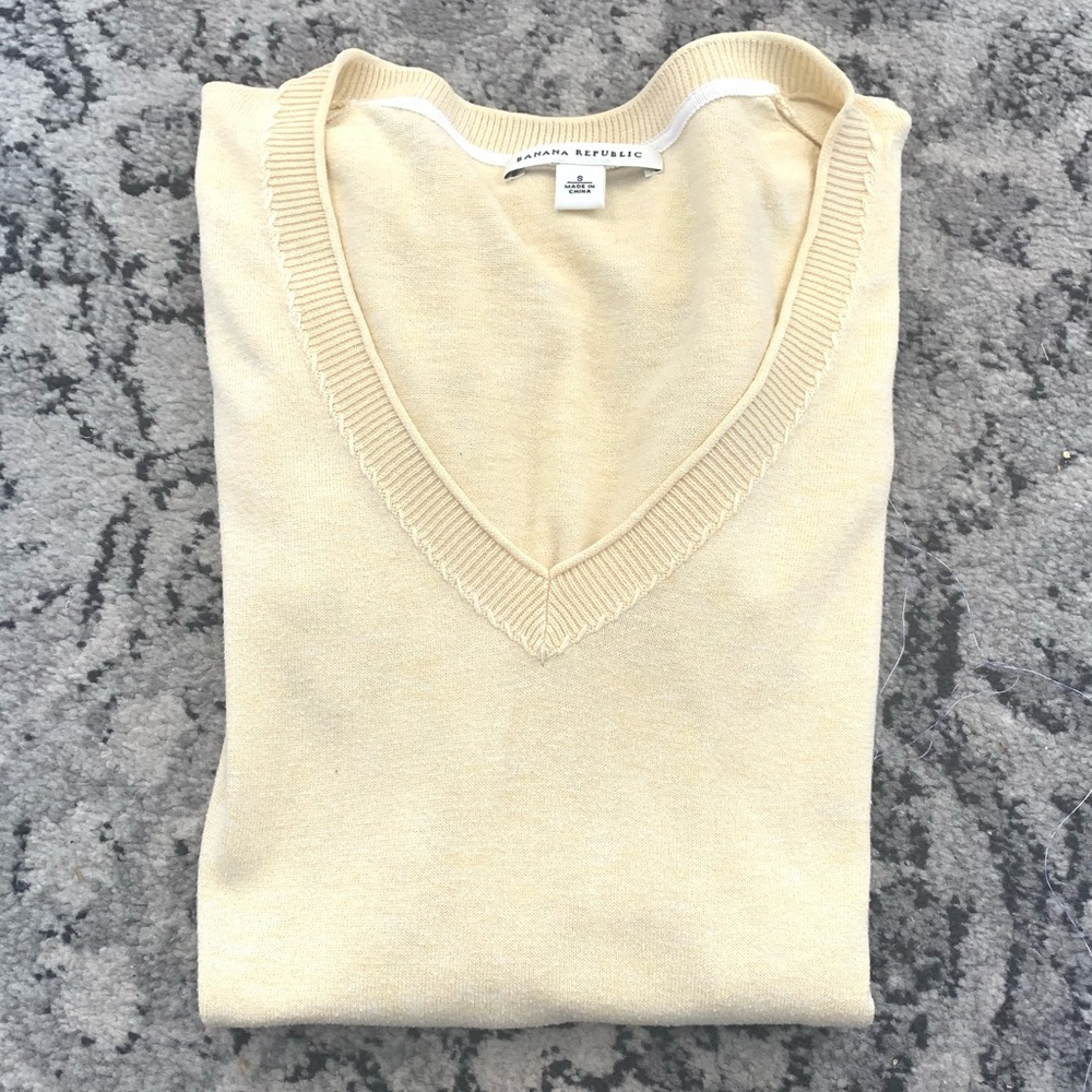 Beautiful Banana Republic Yellow Sweater